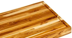 Detailed view of the edge grain construction of the teak cutting board, showing smooth wood surface for durability and knife-friendliness.