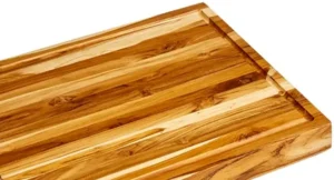 Detailed view of the edge grain construction of the teak cutting board, showing smooth wood surface for durability and knife-friendliness.
